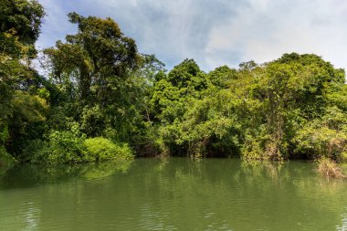 Daxin County, Guangxi, Çin 'in günbatımı manzarası. Tepeleri, ormanları ve tarlaları alacakaranlık parıltısıyla yıkanmış..