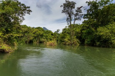 Daxin County, Guangxi, Çin 'in günbatımı manzarası. Tepeleri, ormanları ve tarlaları alacakaranlık parıltısıyla yıkanmış..