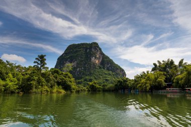Guangxi, Çin 'deki Xinxian County' deki karst manzarası..