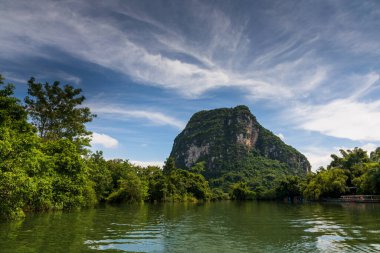 Guangxi, Çin 'deki Xinxian County' deki karst manzarası..