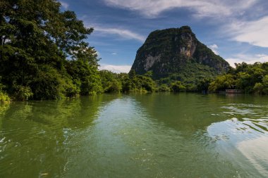 Guangxi, Çin 'deki Xinxian County' deki karst manzarası..