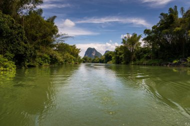 Guangxi, Çin 'deki Xinxian County' deki karst manzarası..
