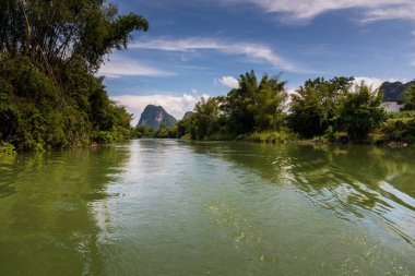 Guangxi, Çin 'deki Xinxian County' deki karst manzarası..