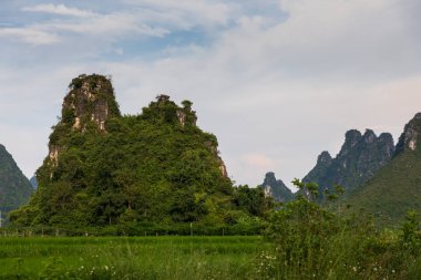 Guangxi, Çin 'deki Xinxian County' deki karst manzarası..