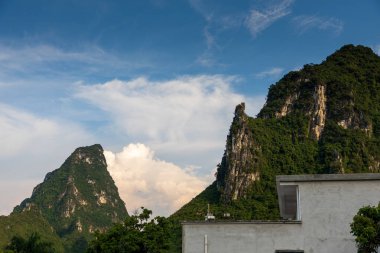 Guangxi, Çin 'deki Xinxian County' deki karst manzarası..