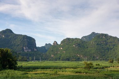 Guangxi, Çin 'deki Xinxian County' deki karst manzarası..