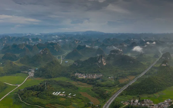 Захід Сонця Пейзажі Округу Дасін Гуансі Китай Вершинами Лісами Полями — стокове фото