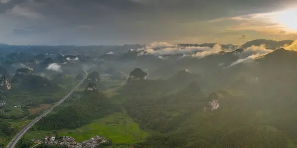 Захід Сонця Пейзажі Округу Дасін Гуансі Китай Вершинами Лісами Полями — стокове фото