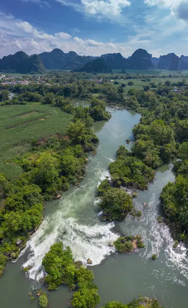 Daxin County, Guangxi, Çin 'in günbatımı manzarası. Tepeleri, ormanları ve tarlaları alacakaranlık parıltısıyla yıkanmış..