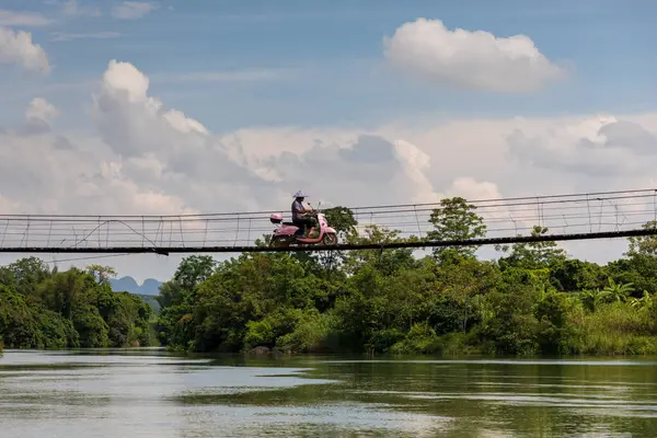 Daxin County, Guangxi, Çin 'in günbatımı manzarası. Tepeleri, ormanları ve tarlaları alacakaranlık parıltısıyla yıkanmış..