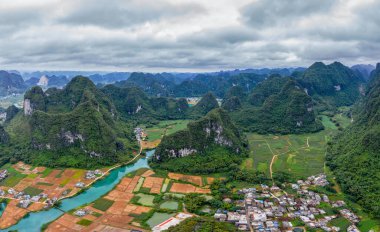 Du 'an County, Hechi City, Guangxi, Çin' in manzarası dünya çapında bir mağara dalışı cennetidir..