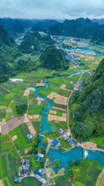 Du 'an County, Hechi City, Guangxi, Çin' in manzarası dünya çapında bir mağara dalışı cennetidir..