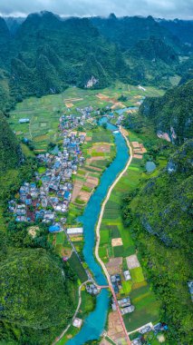 Du 'an County, Hechi City, Guangxi, Çin' in manzarası dünya çapında bir mağara dalışı cennetidir..