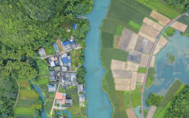 Du 'an County, Hechi City, Guangxi, Çin' in manzarası dünya çapında bir mağara dalışı cennetidir..