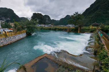 Du 'an County, Hechi City, Guangxi, Çin' in manzarası dünya çapında bir mağara dalışı cennetidir..