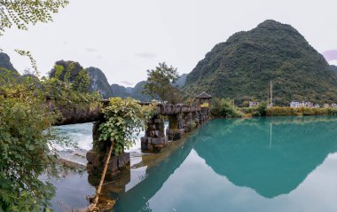 Du 'an County, Hechi City, Guangxi, Çin' in manzarası dünya çapında bir mağara dalışı cennetidir..