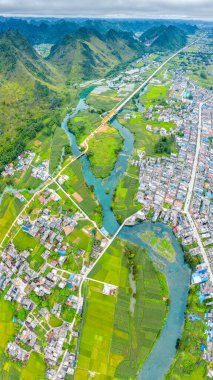 Du 'an County, Hechi City, Guangxi, Çin' in manzarası dünya çapında bir mağara dalışı cennetidir..
