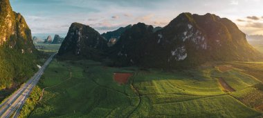 Daxin County, Guangxi, Çin 'in günbatımı manzarası. Tepeleri, ormanları ve tarlaları alacakaranlık parıltısıyla yıkanmış..