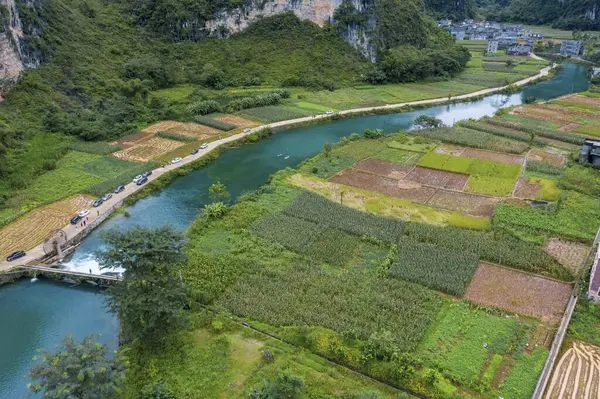 Du 'an County, Hechi City, Guangxi, Çin' in manzarası dünya çapında bir mağara dalışı cennetidir..