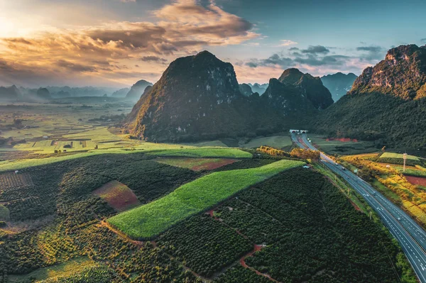 Auringonlasku Maisemia Daxin County Guangxi Kiina Huiput Metsät Pellot Kylpee — kuvapankkivalokuva