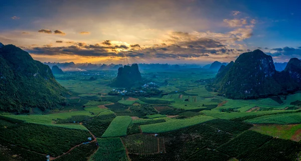 Auringonlasku Maisemia Daxin County Guangxi Kiina Huiput Metsät Pellot Kylpee — kuvapankkivalokuva