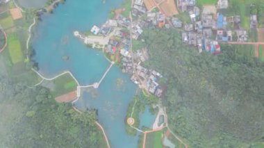 2022 'de Guangxi Eyaleti, Çin' de nehirler, dağlar ve daha fazlası da dahil olmak üzere çeşitli manzaraların hava görüntülerini görüntüleyin..