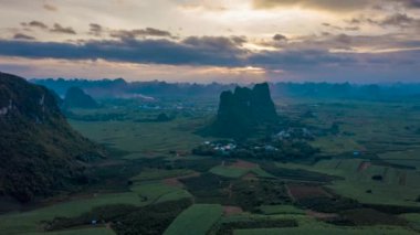 2022 'de Guangxi Eyaleti, Çin' de nehirler, dağlar ve daha fazlası da dahil olmak üzere çeşitli manzaraların hava görüntülerini görüntüleyin..