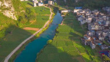 2022 'de Guangxi Eyaleti, Çin' de nehirler, dağlar ve daha fazlası da dahil olmak üzere çeşitli manzaraların hava görüntülerini görüntüleyin..