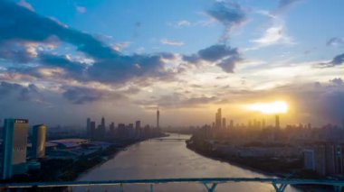 Guangzhou 'nun 2020 yılındaki modern şehir manzarasının gecikmiş hava fotoğrafları, köprüler, rıhtımlar ve binalar da dahil..
