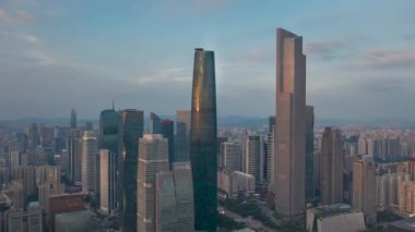 Guangzhou 'nun 2020-2021 yıllarındaki modern kentsel manzarasının gecikmiş hava fotoğrafları arasında köprüler, rıhtımlar ve binalar da yer alıyor..