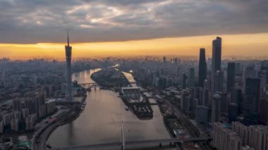 Guangzhou 'nun 2020-2021 yıllarındaki modern kentsel manzarasının gecikmiş hava fotoğrafları arasında köprüler, rıhtımlar ve binalar da yer alıyor..