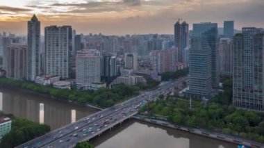 Guangzhou 'nun 2020-2021 yıllarındaki modern kentsel manzarasının gecikmiş hava fotoğrafları arasında köprüler, rıhtımlar ve binalar da yer alıyor..