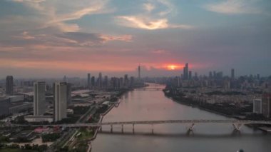 Guangzhou 'nun 2021-2022 yıllarındaki modern şehir manzarasının hava görüntüleri, köprüler, rıhtımlar, binalar, vs..