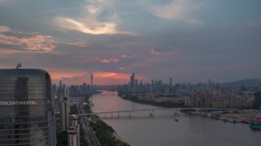 Guangzhou 'nun 2021-2022 yıllarındaki modern şehir manzarasının hava görüntüleri, köprüler, rıhtımlar, binalar, vs..