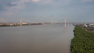 Guangzhou 'nun 2021-2022 yıllarındaki modern şehir manzarasının hava görüntüleri, köprüler, rıhtımlar, binalar, vs..