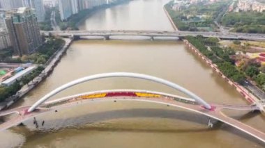 Guangzhou 'nun 2021-2022 yıllarındaki modern şehir manzarasının hava görüntüleri, köprüler, rıhtımlar, binalar, vs..