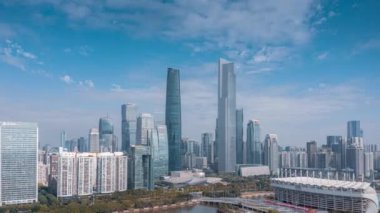 Guangzhou 'nun 2021-2022 yıllarındaki modern şehir manzarasının hava görüntüleri, köprüler, rıhtımlar, binalar, vs..