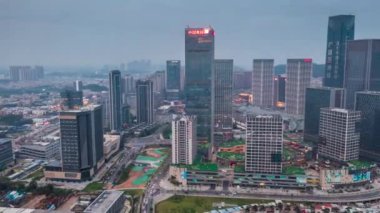 Guangzhou 'nun 2021-2022 yıllarındaki modern şehir manzarasının hava görüntüleri, köprüler, rıhtımlar, binalar, vs..