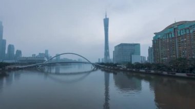 Guangzhou 'nun 2022' deki modern kent manzarasının hava görüntüleri, köprüler, rıhtımlar, binalar, vs..