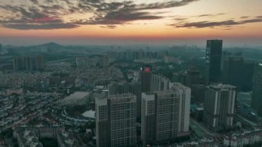 Guangzhou 'nun 2022' deki modern kent manzarasının hava görüntüleri, köprüler, rıhtımlar, binalar, vs..