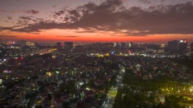 Guangzhou 'nun modern kent manzarasının 2023 yılındaki hava görüntüleri, köprüler, rıhtımlar, binalar, vs..