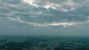 Guangzhou 'nun modern kent manzarasının 2023 yılındaki hava görüntüleri, köprüler, rıhtımlar, binalar, vs..