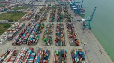 Guangzhou 'nun modern kent manzarasının 2023 yılındaki hava görüntüleri, köprüler, rıhtımlar, binalar, vs..