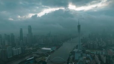 Guangzhou 'nun modern kent manzarasının 2023 yılındaki hava görüntüleri, köprüler, rıhtımlar, binalar, vs..