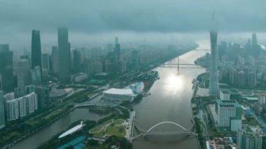 Guangzhou 'nun modern kent manzarasının 2023 yılındaki hava görüntüleri, köprüler, rıhtımlar, binalar, vs..