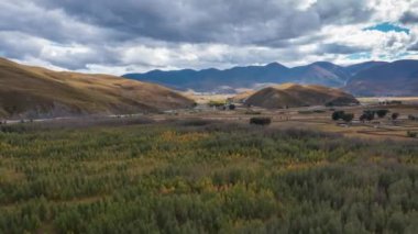 Yunnan, Çin 'deki Lugu Gölü' nden Sichuan 'daki Daocheng Yading' e kadar otostop çeken güzel manzaranın hızlandırılmış bir fotoğrafı..