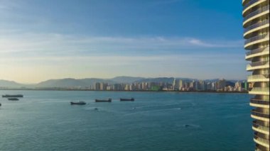 Sanya, Hainan, Çin 'deki deniz kenarındaki alacakaranlık manzarasının hızlandırılmış çekimi.