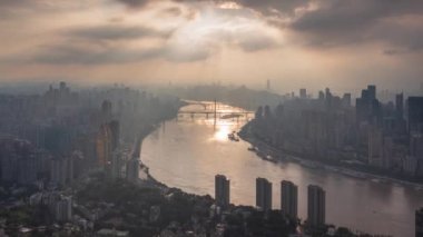 Çin 'in Chongqing şehrinin hava manzarası. Gece gündüz Yangtze Nehri' nin içinden geçiyor..