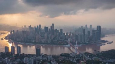 Çin 'in Chongqing şehrinin hava manzarası. Gece gündüz Yangtze Nehri' nin içinden geçiyor..