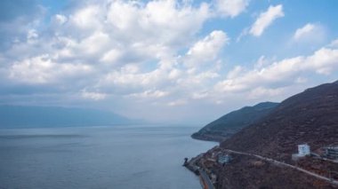 Dali, Yunnan, Çin 'deki Erhai Gölü ve Cangshan Dağı' nın gün doğumu manzarası.
